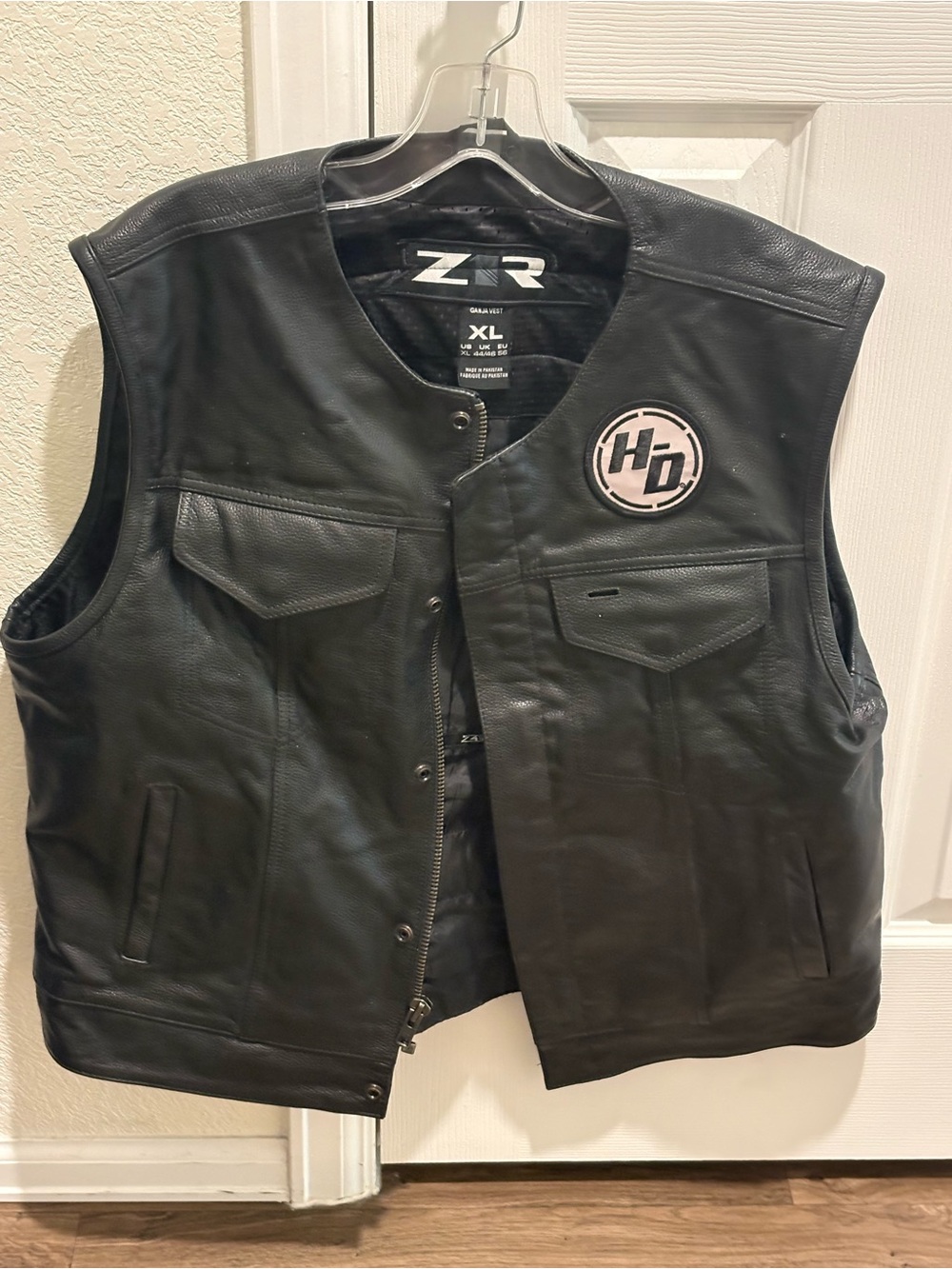 Z1R Men's XL Black Leather Motorcycle Biker Vest Harley Davidson Rocker Patches